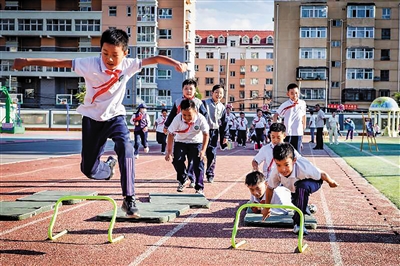 主题实践活动中，学生们过“草地”关卡。韩堃摄