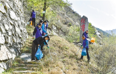 图为志愿者清理河道沿线垃圾,助力美丽乡村生态建设。于宏摄 图为志愿者清理河道沿线垃圾,助力美丽乡村生态建设。于宏摄