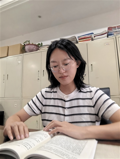 图为正在工作的屈红宇。图片由受访者提供