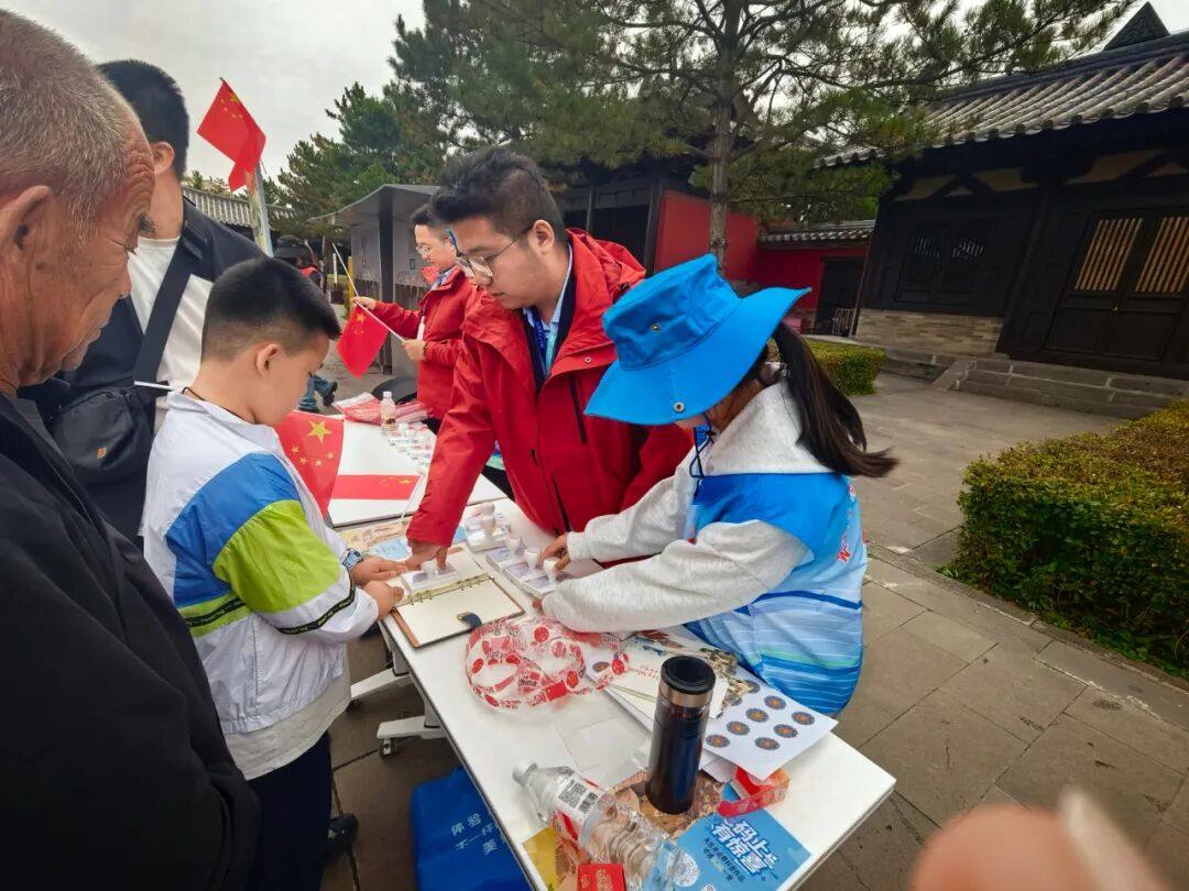 志愿者成云冈石窟景区亮丽风景线