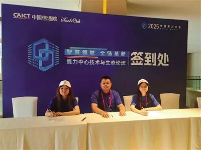 ▲ 祁科瑾（中）和学生志愿者。