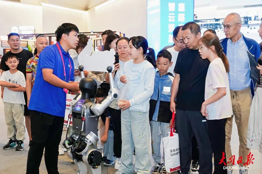 最靓一抹蓝！一群穿深蓝T恤的年轻人，用热情与专业闪耀算力盛会