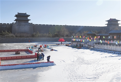 图为工作人员在西城墙带状公园护城河欢乐嬉冰场加紧施工。戎禹仁摄