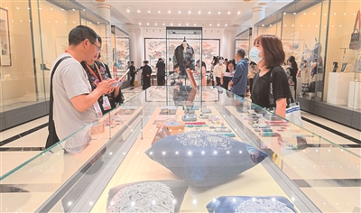 青年非遗传承人的作品在活动现场展出。