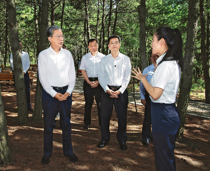 7月4日至7日，中共中央政治局常委、全国人大常委会委员长赵乐际在山西调研。这是7月4日，赵乐际在右玉县松涛园围绕实施生态环保法律、促进防沙治沙等情况进行调研。