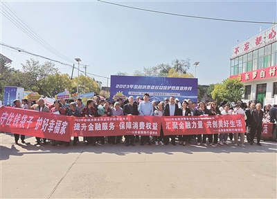 “保单寻亲”活动现场。