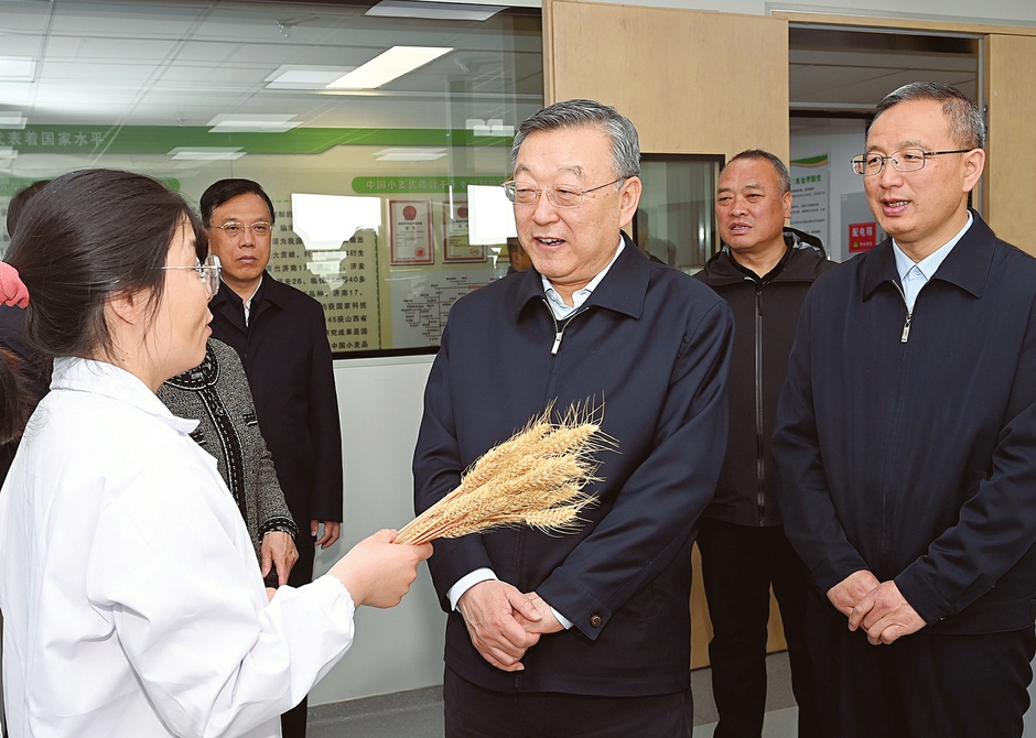 唐登杰在晋中市就三农工作进行调研杨勤荣一同调研