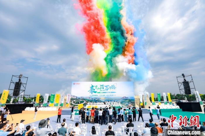 山西首届环三个一号旅游公路国际越野车巡游及集结赛长城段在朔州市山阴县开赛。