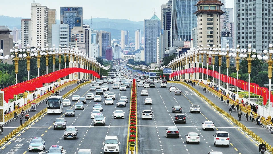 迎泽大桥焕新，壮丽雄姿引客来。