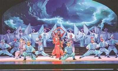 新编蒲剧《精卫填海》精彩片段。山西经济日报记者 王昕 摄