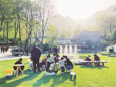 孩子们在云丘山景区体验手工画扇面活动。山西经济日报记者 栗美霞 摄