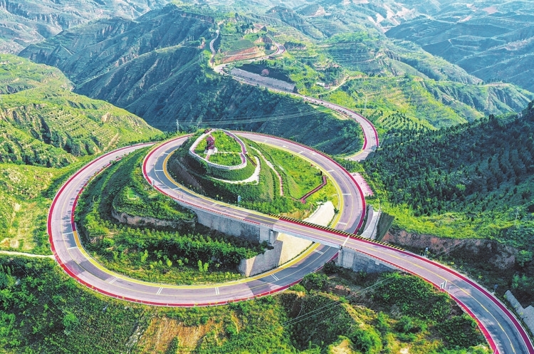 航拍镜头下的黄河一号旅游公路永和段。闫锐鹏摄