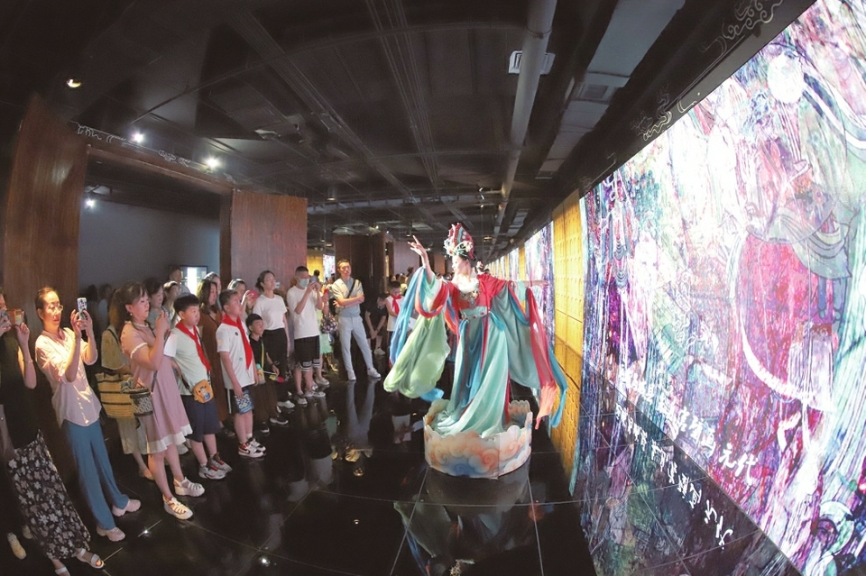 游客参观山西文旅数字体验馆。阮洋摄