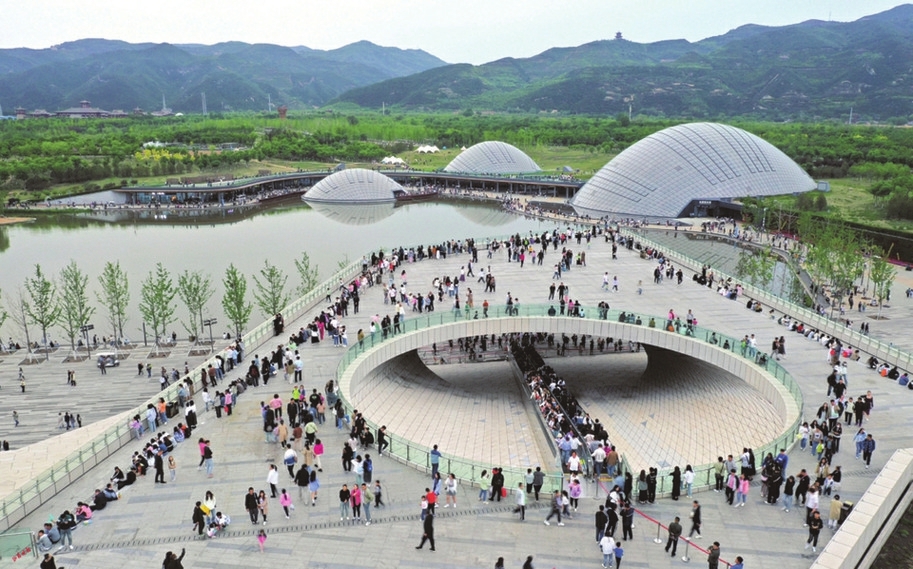 太原植物园网红电梯顶台，游客登高望远。