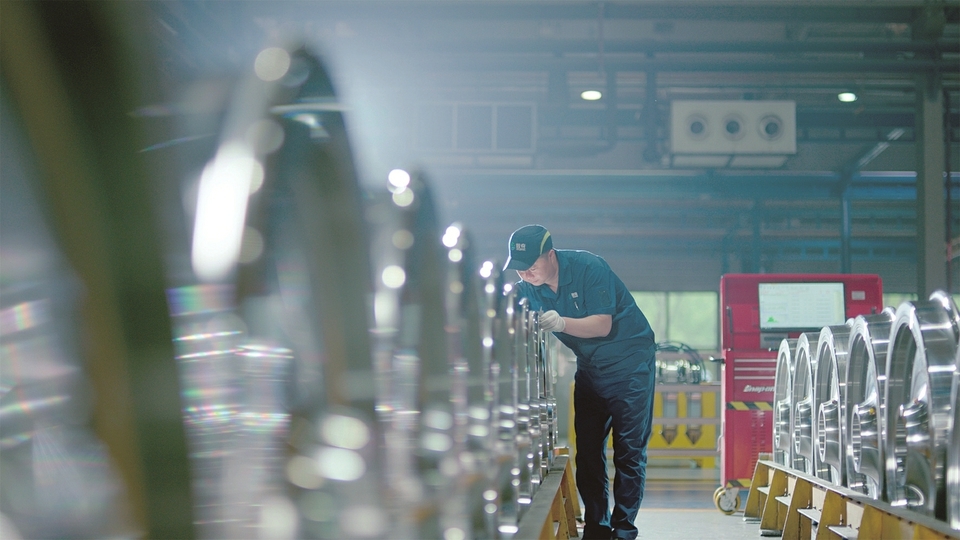 车轮检查员正在进行检测。李琦摄