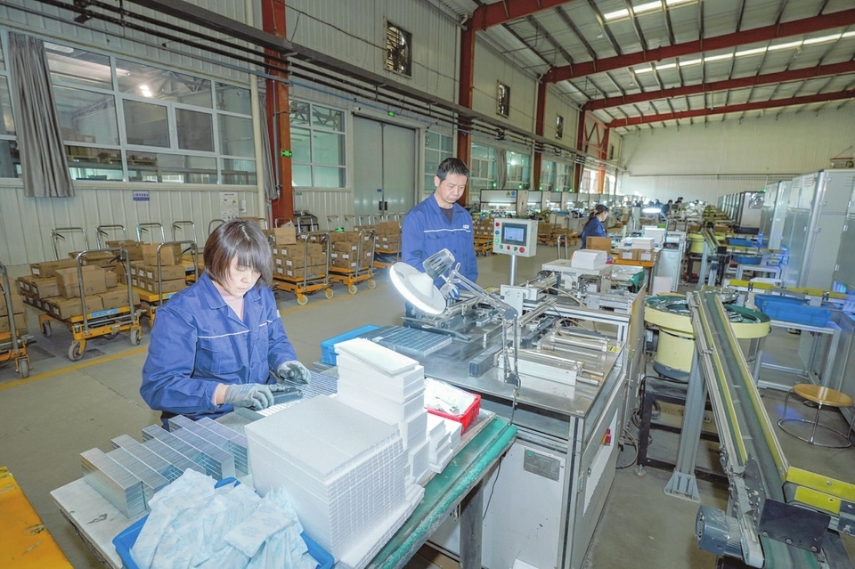 发展势头强劲的民企中磁科技股份有限公司员工在生产订单产品 闫鑫摄