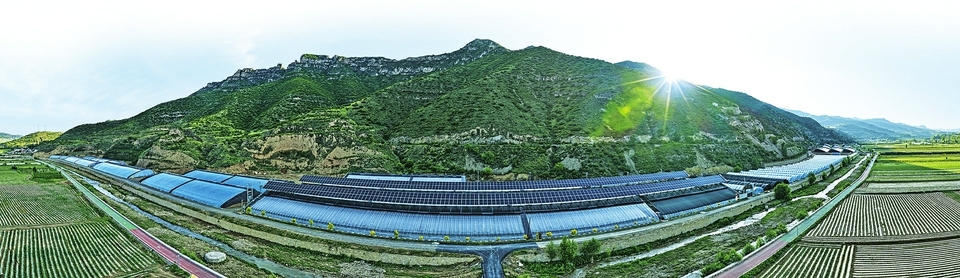 岢岚县宋家沟特色农光互补智慧农业基地全景。