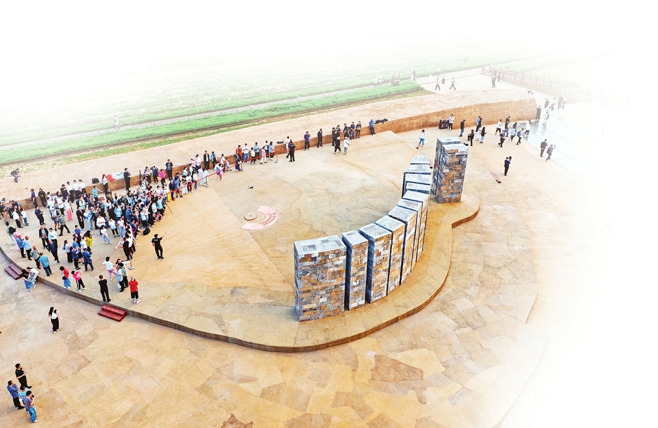 市民在襄汾县陶寺遗址观象台，了解古代天文历法。李现俊摄