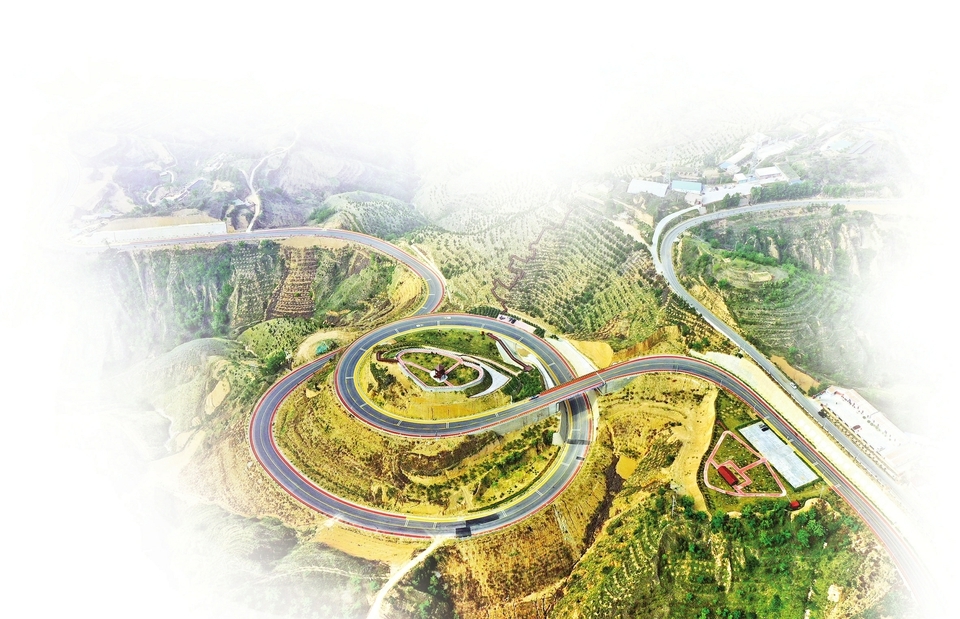 俯瞰永和县黄河一号旅游公路（望海寺段）如蛟龙盘踞，气势恢宏。山西日报记者刘通摄