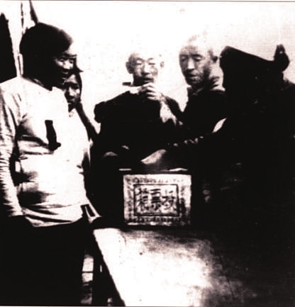 从1940年开始，山西抗日根据地普遍开展了村选运动。祖祖辈辈受剥削、受压迫的农民登上政治舞台，选举自己信任的人执掌村政，他们热情非常高，一些不识字的农民，用“丢豆子”“画圈圈”“烫窟窿”等办法，投下自己神圣的一票。图为村民选举基层政权领导人。