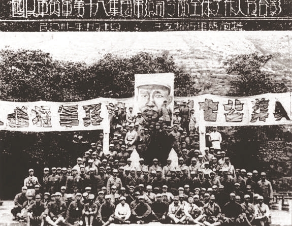 1942年5月，八路军副参谋长左权在山西辽县（今左权县）十字岭壮烈牺牲。左权牺牲后，朱德写下：“名将以身殉国家，愿拼热血卫吾华。太行浩气传千古，留得清漳吐血花。”为纪念左权，晋冀鲁豫边区政府决定将辽县改名为左权县。图为1942年10月，八路军总部、晋冀鲁豫边区政府等为左权将军及抗日烈士举行公葬仪式后的合影。
