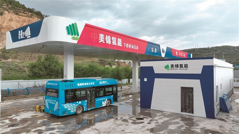 吕梁氢燃料电池公交车正在加氢站加氢。刘亮亮摄