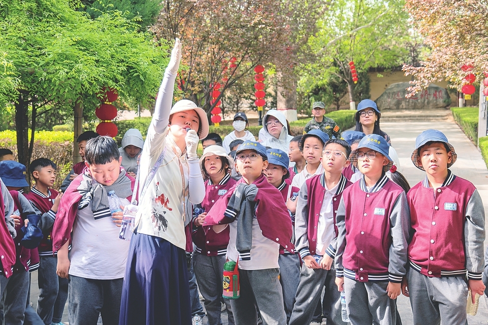 学生们在洪洞大槐树景区开展研学活动。山西经济日报记者 栗美霞 摄