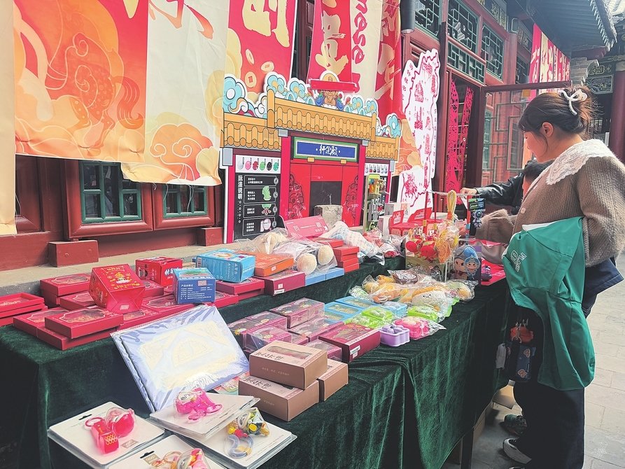 太原钟楼街一家文创店内，带有民俗文化元素的商品吸引消费者驻足。 山西经济日报记者 李若男 摄