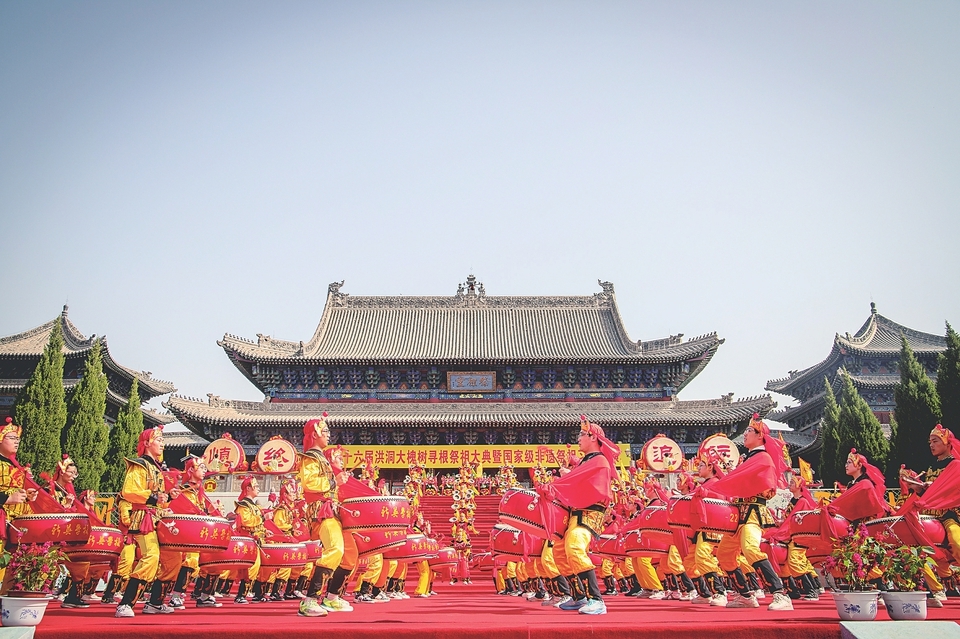 洪洞大槐树景区特色表演备受游客欢迎。山西经济日报记者 栗美霞 摄