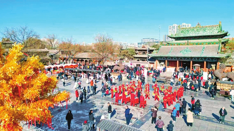 图为春节元宵节期间，晋中榆次老城传统民俗展演吸引众多游客。刘勇摄