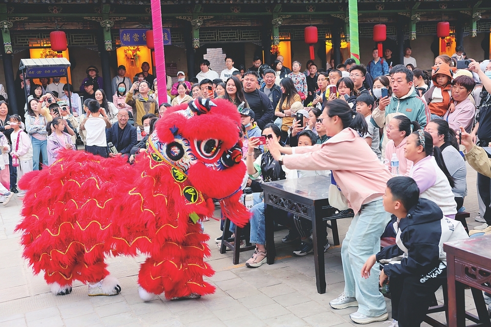 乔家大院景区推出的互动表演备受游客青睐。山西经济日报记者 栗美霞 摄