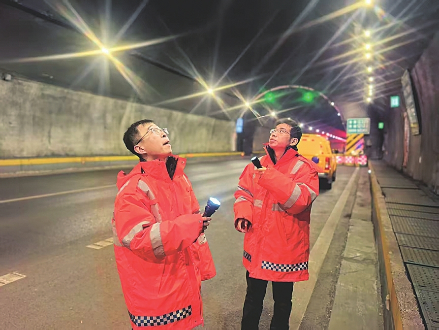 中部高速公路管理（山西）有限公司太古养护工区工作人员正在隧道内进行裂缝、渗漏水等隐患排查。 山西经济日报记者 张剑雯 摄