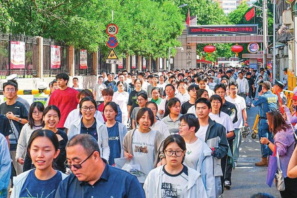 6月9日,2026年高考落下帷幕。太原十五中、临汾三中考点外,考生们意气风发走出考场。山西日报记者赵夏雨 申晋光摄