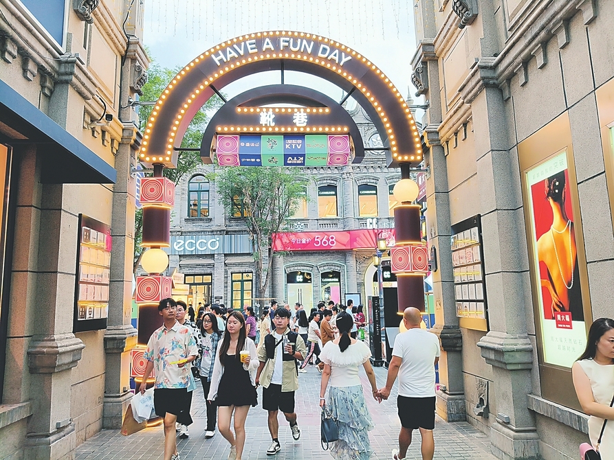 太原市正加速推进离境退税试点落地,依托钟楼街境外游客集中、退税需求旺盛的优势,将其打造为全市离境退税示范街区。图为游客在钟楼街购物。(姚凡 摄)