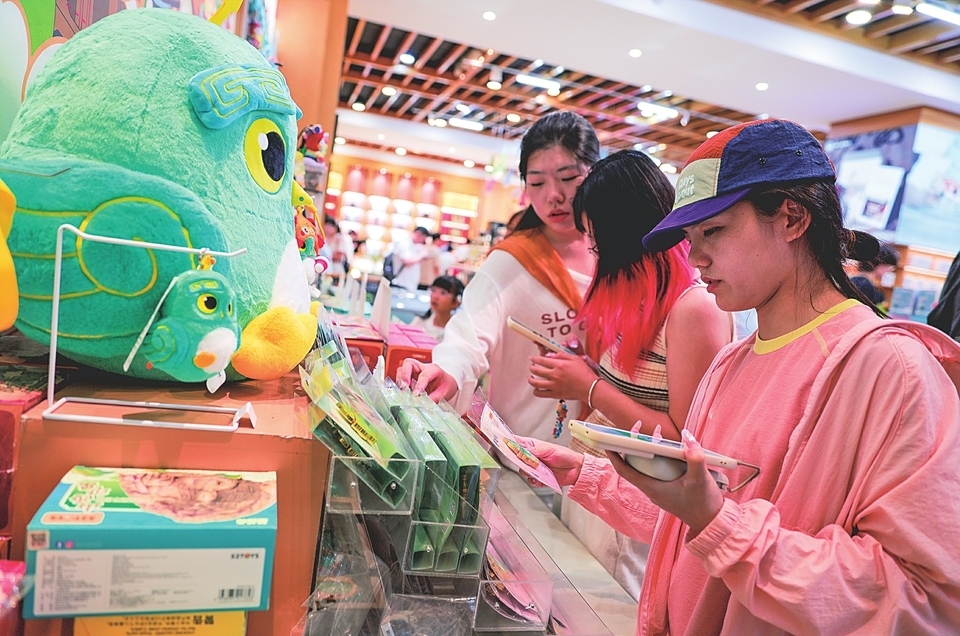 游客被商代鸮卣网红文创产品深深吸引。 山西经济日报记者 王昕 摄