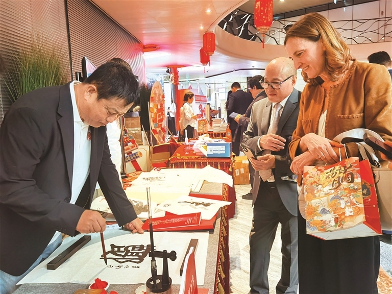 书法家杨拴明现场挥毫，吸引嘉宾驻足。刘 捷 龙 睿摄