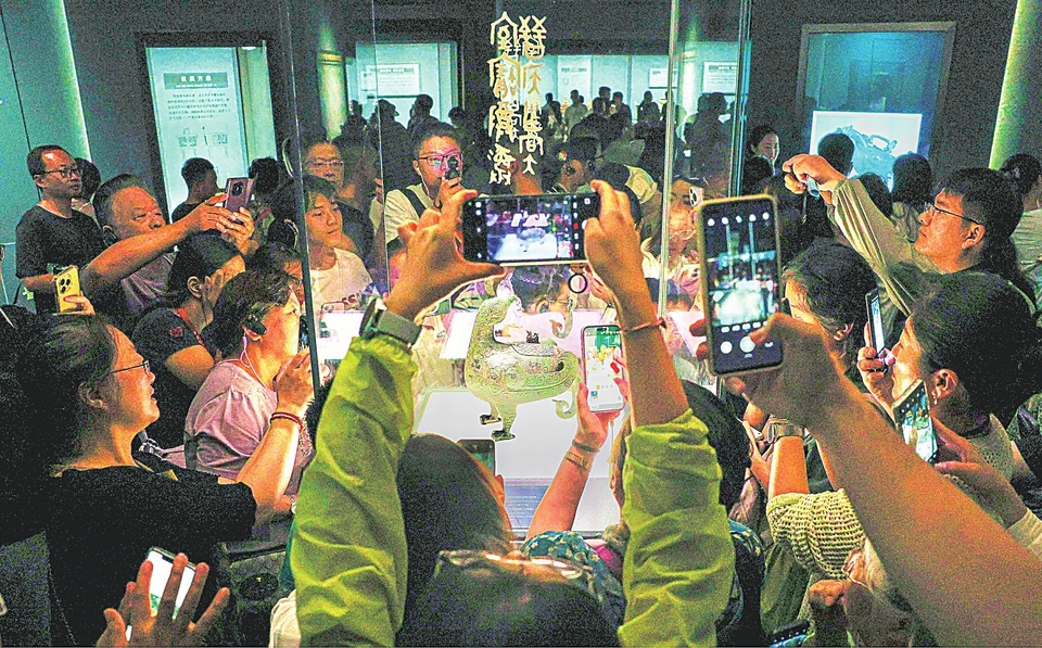 摄影爱好者与文博达人纷纷用镜头记录文物之美。 山西经济日报记者 康煜 摄