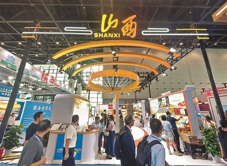 参展嘉宾在山西展区参观。记者 高瑞敏摄1