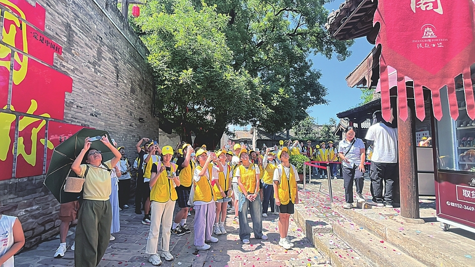 孩子们在张壁古堡景区开展研学活动。 山西经济日报记者 栗美霞 摄
