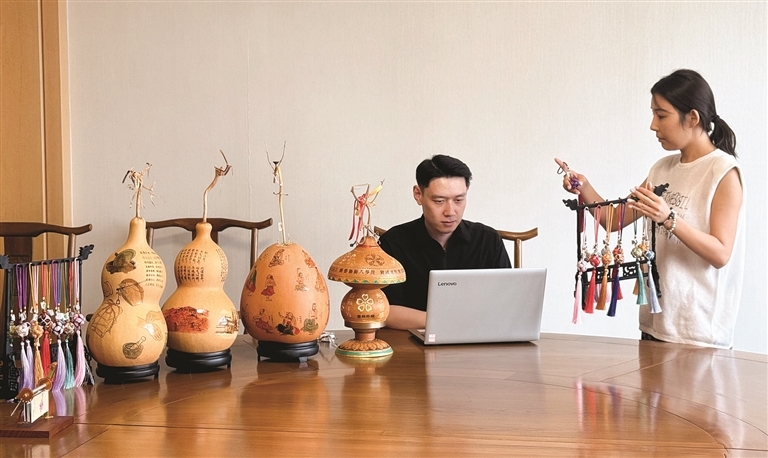 工作人员对本次中医药文创征集活动优秀作品进行逐一登记。2