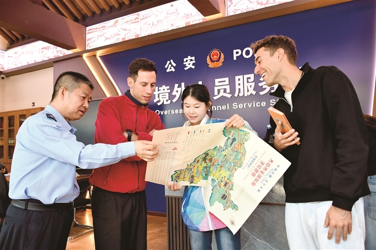 大同市公安局平城分局民警为外国游客介绍景点。（李鑫鑫摄）