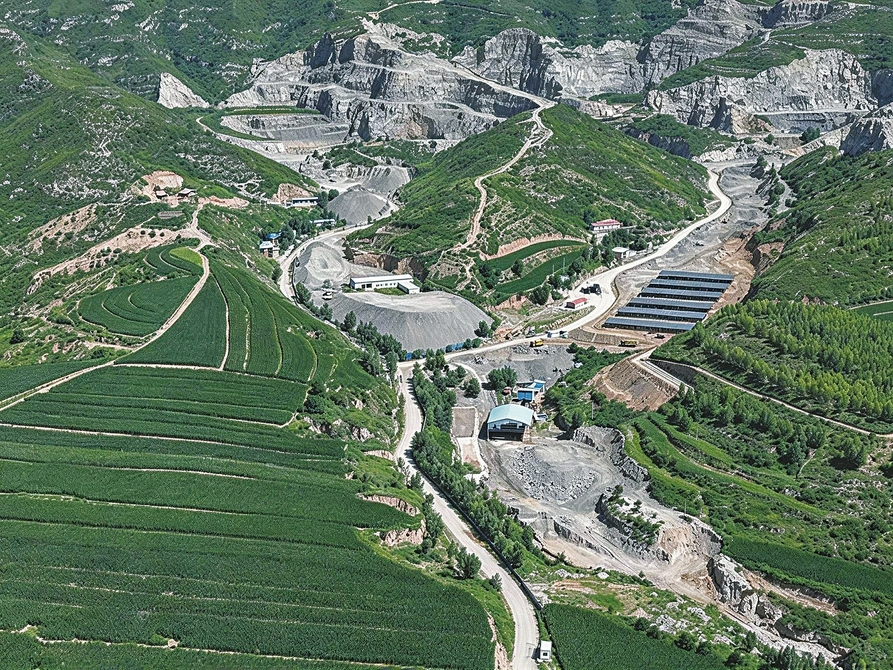 寿阳县石灰岩矿山构建山地“乔—灌—草”复合群落。 白骥平 牛玮嘉 摄