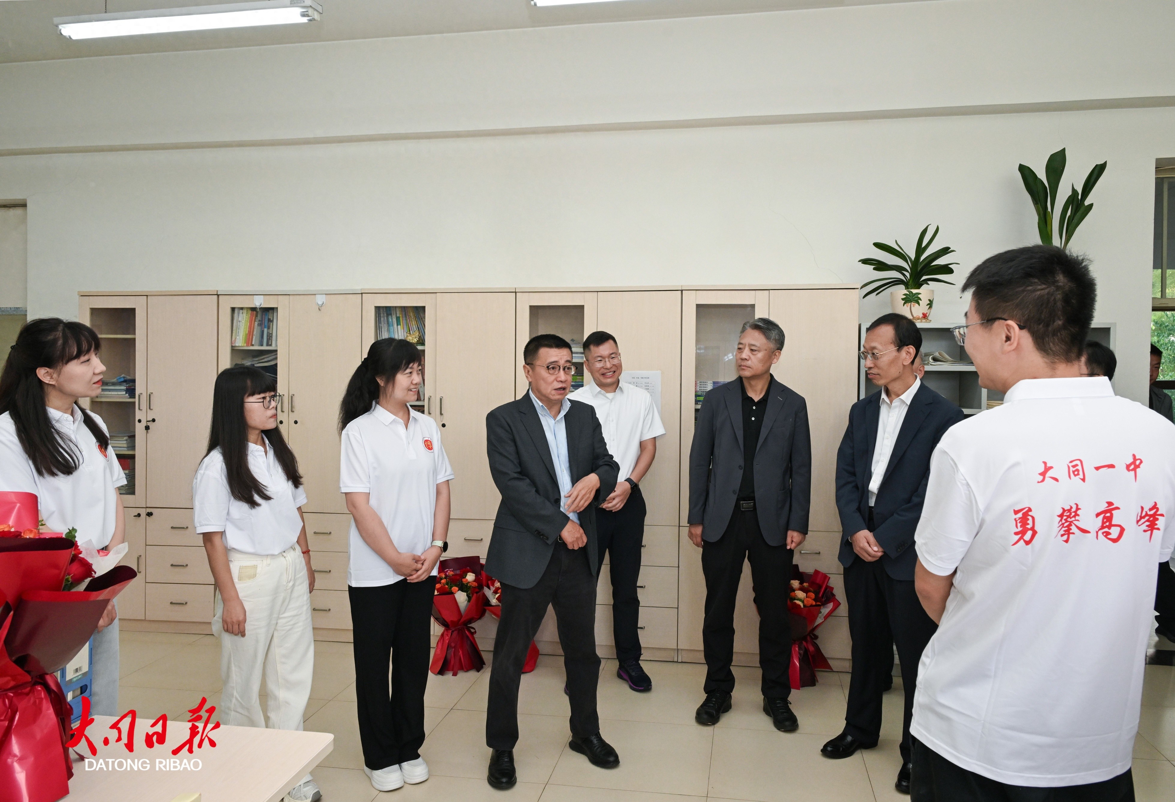 9月10日，市委书记张强在大同一中看望慰问一线教师，并与他们亲切交流。张燕伟摄