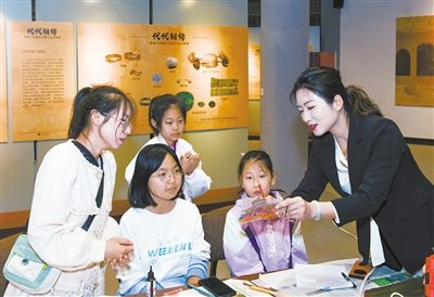图为5月17日，在第49个“5·18国际博物馆日”即将来临之际，市博物馆分馆北朝博物馆以“归来见天子，天子坐明堂”为主题，推出兼具历史厚重感与现代趣味性的社教活动。活动中，工作人员指导大家亲手制作出一个个独具特色的北魏明堂主题冰箱贴，深入了解北魏建筑的独特风格和装饰元素，沉浸式感受北魏文化的独特魅力。戎禹仁摄