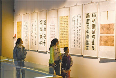 为迎接“5·18国际博物馆日”的到来，5月17日，由中国新闻出版书法家协会、市文物局共同主办的“中国新闻出版书协之歌书画作品巡展（大同站）”在市雕塑博物馆正式拉开帷幕，展出的近300幅作品题材丰富、形式多样，涵盖书法、绘画等多种艺术形式，为公众献上一场精彩纷呈的文化艺术盛宴。戎禹仁摄