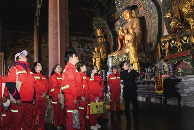 环卫工人在景区讲解员的带领下参观华严寺 本报记者 戎禹仁 摄