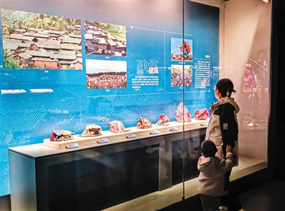 图为参观者在展厅内参观。戎禹仁摄