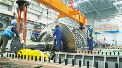 图为湖东电厂1号机组汽轮机扣缸作业现场。麻晓龙摄
