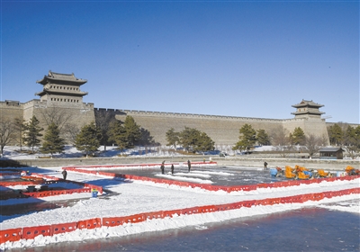 图为工作人员正在东城墙带状公园护城河冰雪乐园建设现场有序施工。戎禹仁摄