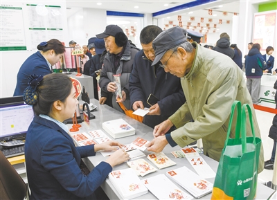 图为集邮爱好者正在购买《丙午年》特种邮票。戎禹仁摄